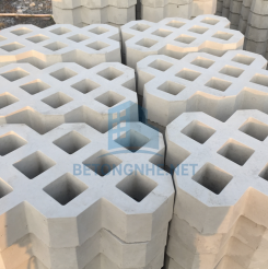 Báo Giá Gạch Lỗ Lát Sân Vườn Chi Tiết 2025